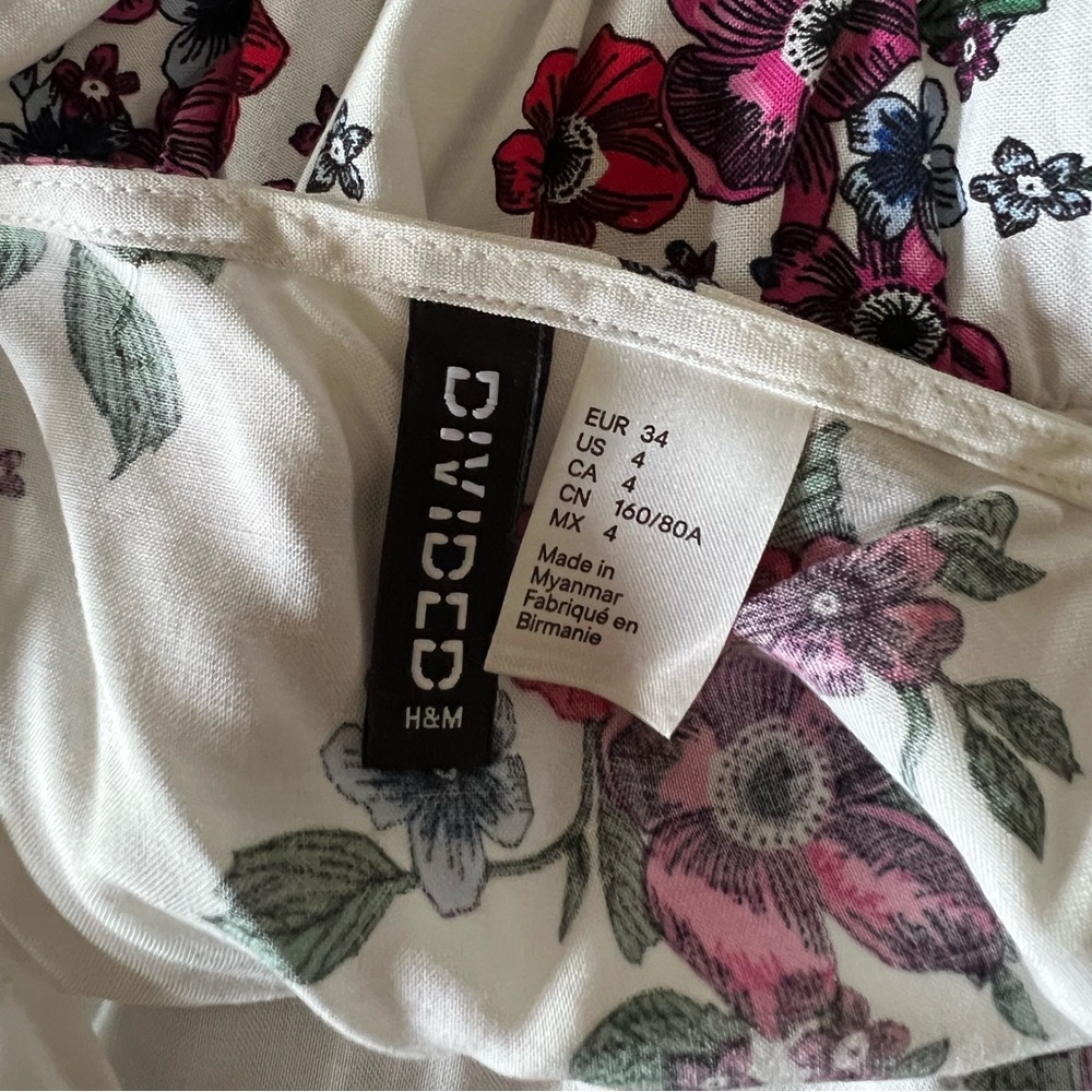 ⚪️DIVIDED: Women’s size US 4, white floral spaghetti strap dress w/small tie⚪️ - Picture 2 of 10